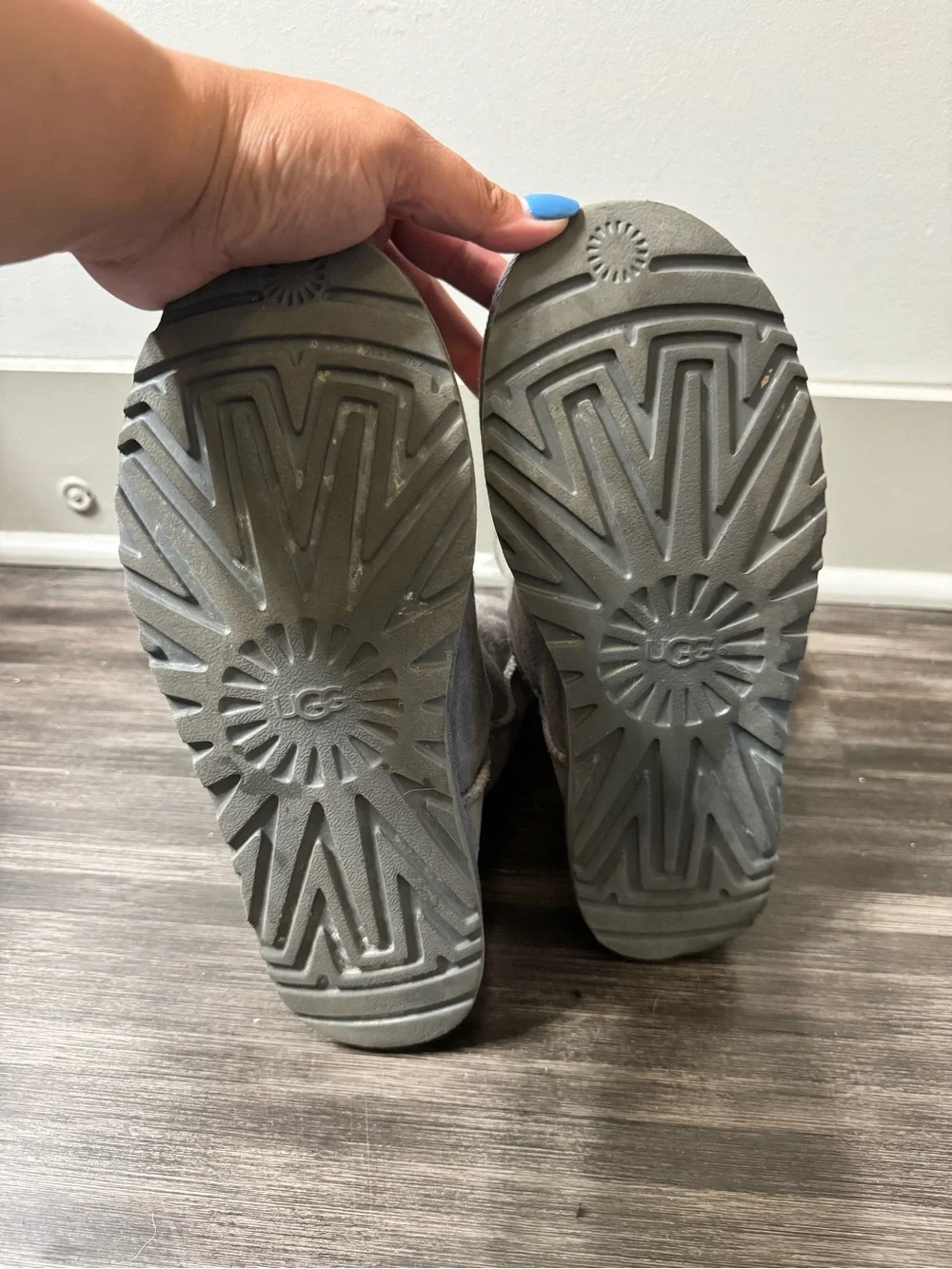 UGG Bailey Button II Boots Grey Sheepskin Sz 9 Cozy Winter
